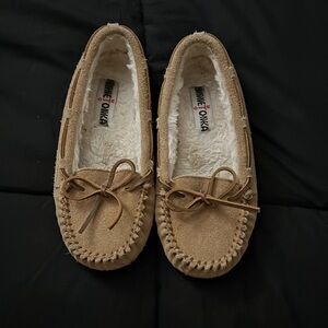 “Minnetonka moccasins Slippers size 6”